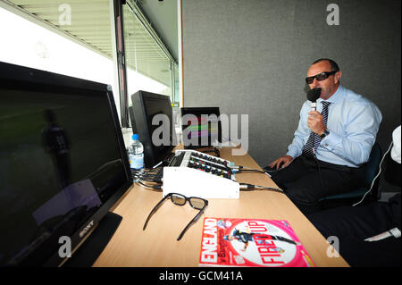 Le commentateur de Sky Television David Lloyd regarde le jeu portant spécial Lunettes pour le visionnage en 3D Banque D'Images