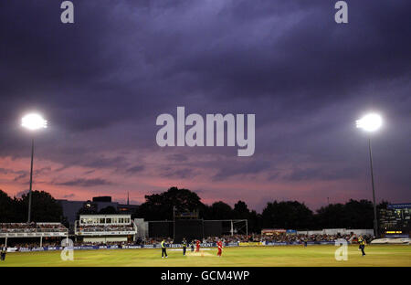 Une vue générale du jeu pendant le match de finale du quart de Provident t20 des amis au terrain du comté de Ford, Chelmsford. Banque D'Images