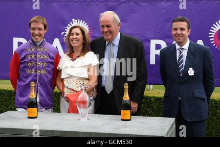 Jockey Richard Hughes (à gauche) et l'entraîneur Richard Hannon (au centre) après avoir remporté la RSA nursery avec Royal Exchange au cours du quatrième jour du glorieux Goodwood Festival à l'hippodrome de Goodwood, Chichester. Banque D'Images