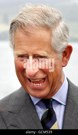 Le prince Charles, connu sous le nom de duc de Rothesay en Écosse, lors d'une visite au magasin du marché agricole de Foulis à Evanton, en Écosse. Banque D'Images