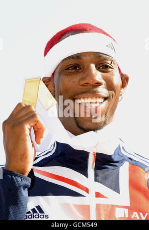 Le Phillips Idowu de Grande-Bretagne célèbre avec la médaille d'or qu'il a gagné au Triple Jump au cours du quatrième jour des championnats d'Europe au stade olympique de Barcelone, en Espagne. Banque D'Images