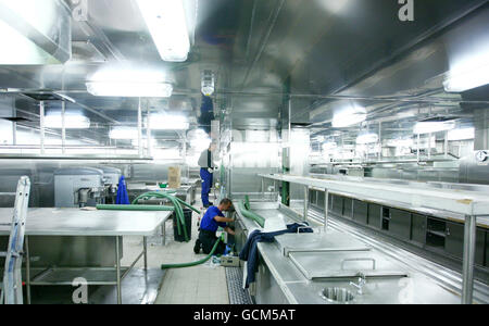 Les ingénieurs travaillent pour terminer l'un des bateaux de croisière de la galley à bord du nouveau navire de croisière de Cunard, la reine Elizabeth, au chantier naval de Fincantieri à Trieste, en Italie, le vendredi 30 juillet 2010, avant qu'elle ne soit en service en octobre de cette année. Banque D'Images