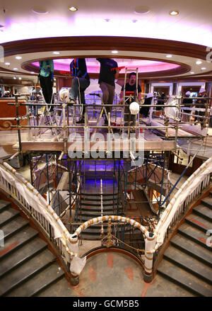 Des ingénieurs travaillent pour compléter le Grand lobby à bord du nouveau navire de croisière de Cunard, le Queen Elizabeth, au chantier naval de Fincantieri à Trieste, en Italie, le vendredi 30 juillet 2010, avant qu'elle ne soit en service en octobre de cette année. Banque D'Images