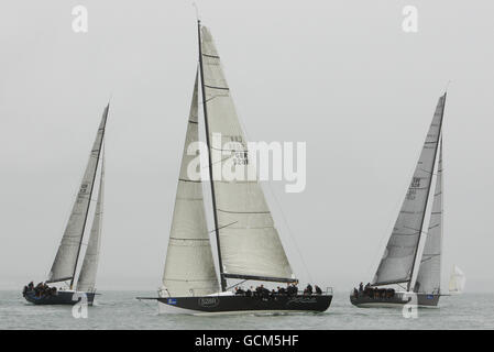 Pace (centre) Tacks à travers Rio, possédé et broché par le patron d'entrepôt de Carphone Charles Dunstone (à gauche) et Bob, en partie possédé par le PDG de BP Tony Hayward pendant la course dans la flotte de classe 0 le premier jour de la semaine de Cowes, île de Wight. Banque D'Images