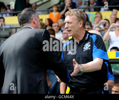 Paul Lambert, directeur de la ville de Norwich (à gauche), et David Moyes d'Everton saluez-vous avant le match Banque D'Images