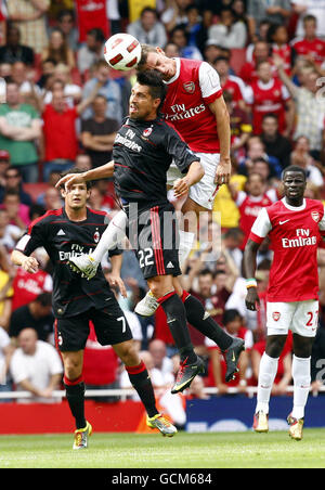 Laurent Koscielny d'Arsenal (haut) saute avec AC Milans Borriello lors de la coupe Emirates au stade Emirates, Londres. Banque D'Images