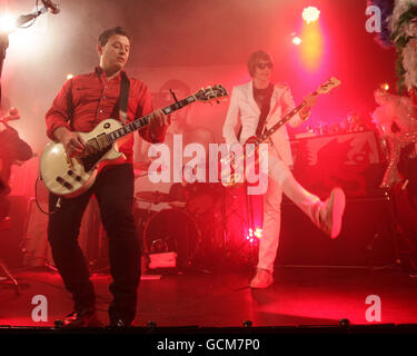 The Manic Street Preachers, James Dean Bradfield (à gauche) et Nicky Wire (à droite), réalisant un concert secret pour lancer leur nouvel album « Postcards from a Young Man », au Hammersmith Working Men's Club, à l'ouest de Londres. Banque D'Images