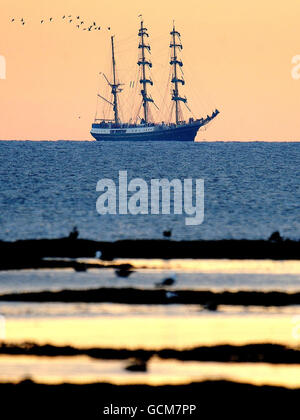 Un grand navire arrive à Hartlepool avant les courses de Tall Ships 2010. Banque D'Images