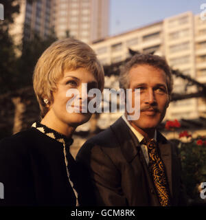 Joanne Woodward, actrice hollywoodienne, et Paul Newman, son mari, comédien-réalisateur, à Londres. Banque D'Images