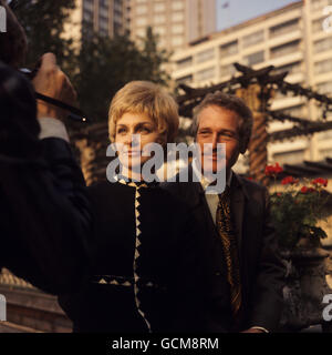 Joanne Woodward, actrice hollywoodienne, et Paul Newman, son mari, comédien-réalisateur, à Londres. Banque D'Images