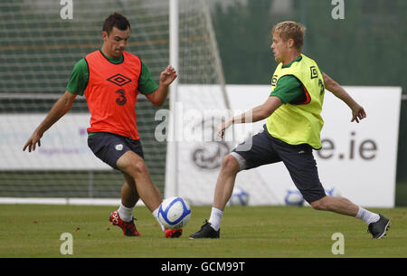 Damien Duff et Darron Gibson en Irlande (à gauche) lors d'une séance de formation à Gannon Park, Malahide, Irlande. Banque D'Images
