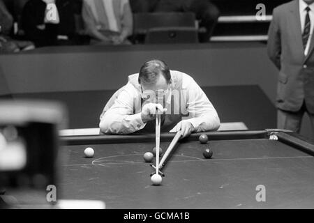 Snooker - Embassy World Snooker Championship - The Crucible - Sheffield - 1985.Photo de Dennis Taylor qui jouera Steve Davis à la finale du Championnat du monde de Snooker de l'ambassade en 1985. Banque D'Images