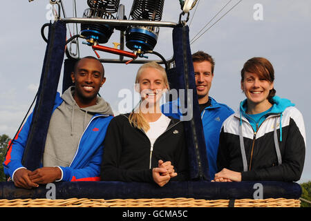 Les athlètes d'élite de Birmingham (à partir de la gauche) Nathan Douglas, Hannah England, Tom Parsons et Kelly Sotherton se dirigent vers les sommets du stade Alexander pour célébrer l'investissement de la Loterie nationale à Londres 2012 et son soutien aux athlètes britanniques. Banque D'Images