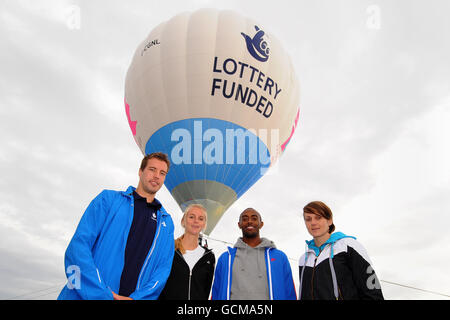 Les athlètes d'élite de Birmingham (à partir de la gauche) Tom Parsons, Hannah England, Nathan Douglas et Kelly Sotherton se dirigent vers les sommets du stade Alexander pour célébrer l'investissement de la Loterie nationale à Londres 2012 et son soutien aux athlètes britanniques. Banque D'Images