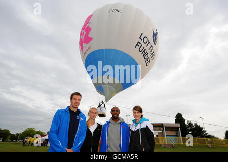 Les athlètes d'élite de Birmingham (à partir de la gauche) Tom Parsons, Hannah England, Nathan Douglas et Kelly Sotherton se dirigent vers les sommets du stade Alexander pour célébrer l'investissement de la Loterie nationale à Londres 2012 et son soutien aux athlètes britanniques. Banque D'Images