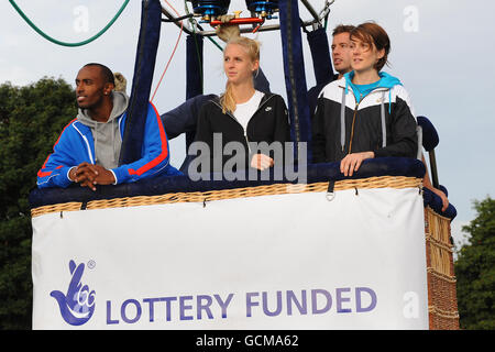 Les athlètes d'élite de Birmingham (à partir de la gauche) Nathan Douglas, Hannah England, Tom Parsons et Kelly Sotherton se dirigent vers les sommets du stade Alexander pour célébrer l'investissement de la Loterie nationale à Londres 2012 et son soutien aux athlètes britanniques. Banque D'Images