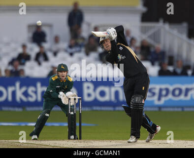 Ricki Clarke, de Warwickshire Bear, dirige le ballon sous la surveillance du gardien de cricket Outlaws de Notinghamshire, Chris Read, lors du match de Clydesdale Bank 40 à Trent Bridge, Nottingham. Banque D'Images