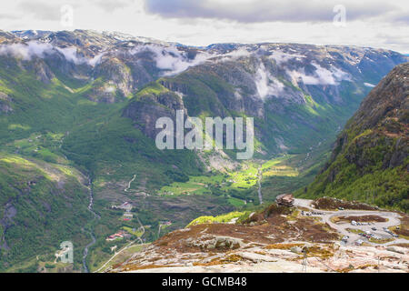 Vue panoramique de la montagne sur le chemin de la célèbre rocher au-dessus du Kjeragbolten Lysefjorden sur la montagne de Kjerag Dale i Sunnfjord Banque D'Images