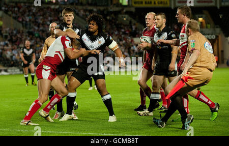 Epalahame Lauaki du FC Hull vient à l'offensive avec Peter Fox de Hull KR lors du match de la Super League engage au KC Stadium, Kingston-upon-Hull. Banque D'Images