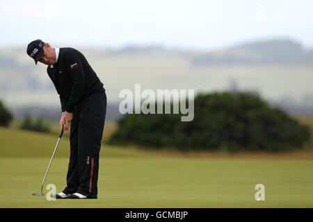 Miguel Angel Jimenez d'Espagne puts lors de la deuxième manche du Championnat d'Open 2010 à St Andrews, Fife, Ecosse Banque D'Images