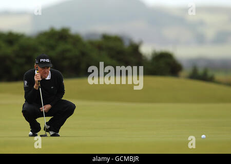 Miguel Angel Jimenez, de l'Espagne, fait la queue lors de la deuxième manche du Championnat d'Open 2010 à St Andrews, Fife, en Écosse Banque D'Images