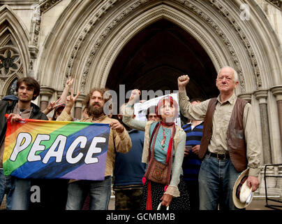 Les manifestants pour la paix et les partisans du Democracy Village, qui a installé un camp sur la place du Parlement à Westminster, sont vus devant les cours royales de justice à Londres, après avoir perdu leur bataille de la Cour d'appel contre l'expulsion. Banque D'Images