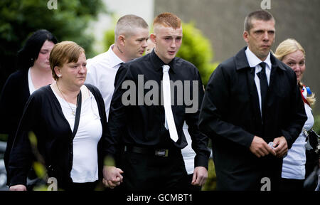 Les amateurs de deuil assistent aux funérailles de Zoe Nelson à l'église Coltness Memorial Church à Newmains, dans le Lanarkshire du Nord. Banque D'Images