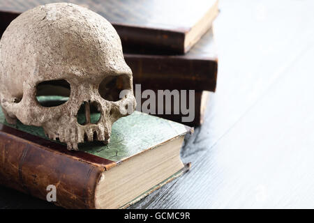 Concept de la mort. Nature morte au crâne humain sur de vieux livres Banque D'Images