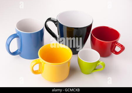 Cinq tasses couleur assortis à la couleur des jeux d'été Banque D'Images