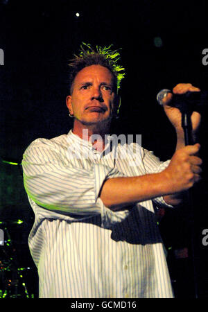 John Lydon de public image Ltd se produit sur scène à l'Empire Shepherds Bush de 02 à l'ouest de Londres. Banque D'Images