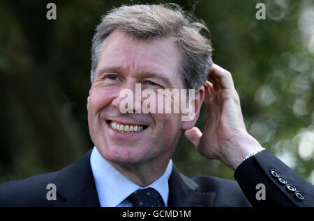 Le secrétaire à la Justice Kenny MacAskill parle aux médias lors d'une visite au HMP Shotts à Shotts, dans le Lanarkshire. Banque D'Images