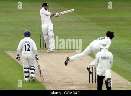 Ricky Clarke de Warwickshire s'accroche à une livraison de Ryan Sidebottom de Notinghamshire lors du match de championnat du comté de LV à Edgbaston, Birmingham. Banque D'Images