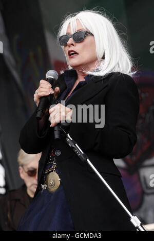 Debbie Harry de Blondie se produit lors du festival de musique RockNess près d'Inverness, en Écosse. Date de la photo: Dimanche 13 juin 2010. Le crédit photo devrait se lire : Danny Lawson/PA Banque D'Images