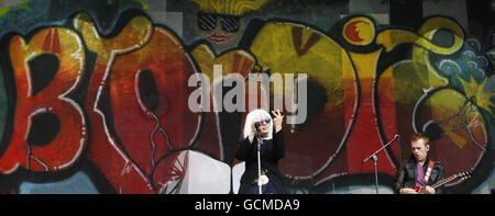 Debbie Harry de Blondie se produit lors du festival de musique RockNess près d'Inverness, en Écosse. Date de la photo: Dimanche 13 juin 2010. Le crédit photo devrait se lire : Danny Lawson/PA Banque D'Images