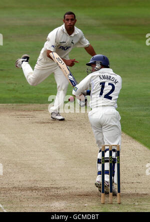 Tim Ambrose, de Warwickshire, fait une livraison de Andre Adams, de Notinghamshire, pour quatre au cours du championnat du comté de LV à Edgbaston, Birmingham. Banque D'Images