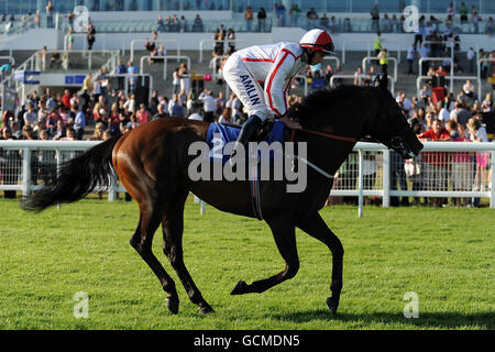 Courses hippiques - Epsom Live!Avec JLS - Hippodrome d'Epsom Downs.Perdu à Paris, criblé par le jockey Ryan Moore va poster avant le Blackjack de jeu à totesport.com handicap Banque D'Images