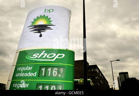 Vue générale du panneau de remplacement ajouté par les militants de Greepeace sur la station-service BP sur Hampstead Road à Londres, l'un des nombreux que l'organisme de bienfaisance a fermé aujourd'hui à travers la capitale. Banque D'Images