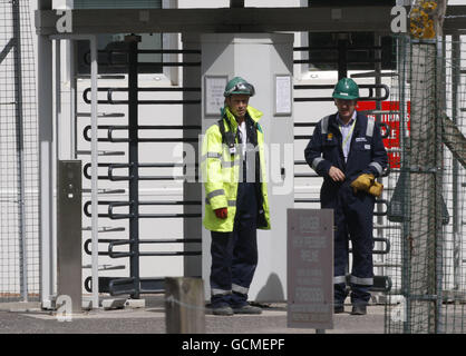 Vue générale de l'entrée du complexe du réseau de pipelines BP Forties à Grangemouth, en Écosse, car BP a enregistré une perte de 17 milliards de dollars. Banque D'Images