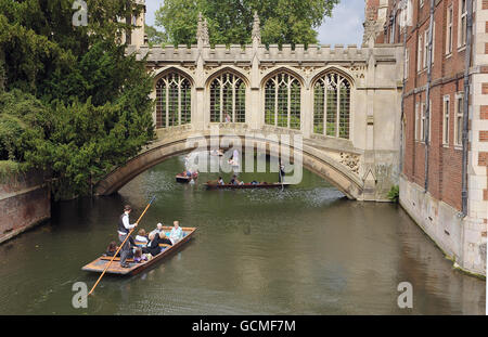 Une vue générale des punts voyageant sous le pont des Soupirs, dans le domaine de St John's College, Cambridge. Banque D'Images