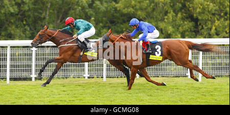 Sea Lord, monté par Royston Ffrench (à gauche), remporte le totesport Mile Heritage Handicap devant invisible Man, monté par Frankie Dettori au cours du quatrième jour de la glorieuse Goodwood à l'hippodrome de Goodwood, Chichester. Banque D'Images