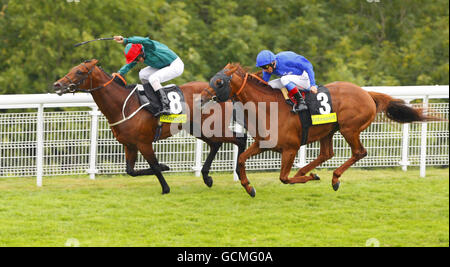 Sea Lord, monté par Royston Ffrench (à gauche), remporte le totesport Mile Heritage Handicap devant invisible Man, monté par Frankie Dettori au cours du quatrième jour de la glorieuse Goodwood à l'hippodrome de Goodwood, Chichester. Banque D'Images