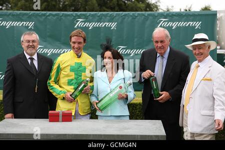 Jockey Richard Hughes (au centre à gauche) et entraîneur Richard Hannon (au centre à droite) après avoir remporté les enjeux Tanqueray Richmond au cours du quatrième jour du glorieux festival Goodwood à l'hippodrome de Goodwood, Chichester. Banque D'Images