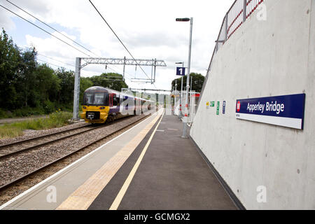 Apperley Bridge Railway Station, sur la ligne Leeds-Shipley, a ouvert en décembre 2015 au coût de £10 000 000 Banque D'Images