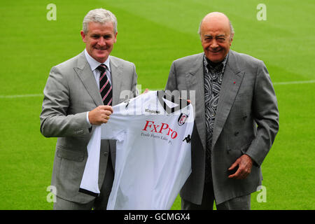 Soccer - Barclays Premier League - Fulham Press Conference - Mark Hughes Unveiling - Craven Cottage.Le nouveau directeur de Fulham, Mark Hughes, est dévoilé à Craven Cottage avec le président Mohamed Al Fayed Banque D'Images