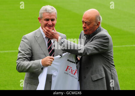 Le nouveau directeur de Fulham, Mark Hughes, est dévoilé à Craven Cottage Avec le président Mohamed Al Fayed Banque D'Images