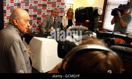 Soccer - Barclays Premier League - Fulham Press Conference - Mark Hughes Unveiling - Craven Cottage.Le nouveau directeur de Fulham, Mark Hughes, et le président Mohamed Al Fayed (à gauche) lors d'une conférence de presse à Craven Cottage, Londres. Banque D'Images