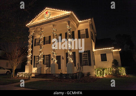 Une maison coloniale avec beaucoup de lumières de Noël Banque D'Images