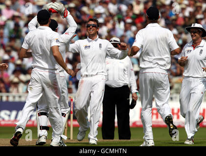 Cricket - npower second Test - troisième jour - Angleterre / Pakistan - Edgbaston.Graeme Swann (au centre), en Angleterre, est félicité par ses coéquipiers lors du second Test de npower à Edgbaston, Birmingham. Banque D'Images