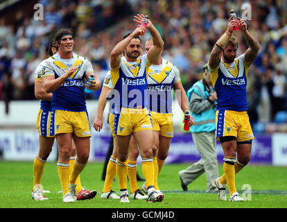 Rugby League - Carnegie Challenge Cup - semi final - Warrington Wolves / Catalanans Dragons - Stobart Stadium.Les joueurs de Warrington Wolves applaudissent leurs fans après le coup de sifflet final Banque D'Images