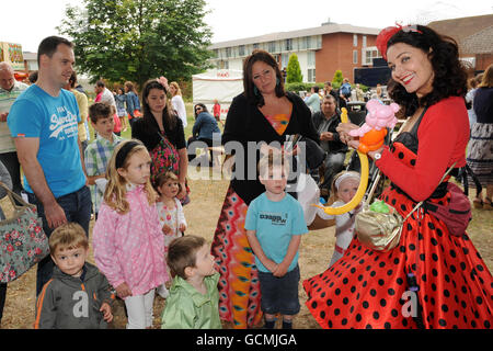 Courses hippiques - The Surrey Mirror Family Day - Lingfield Park. La famille rencontre 'Twistina', le modeleur de ballons Banque D'Images